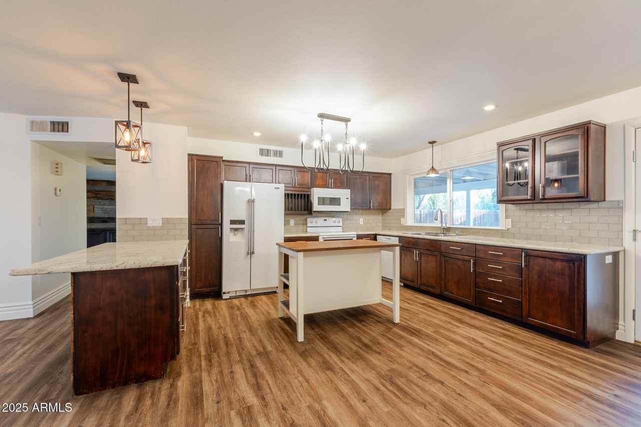 3521 W Detroit St - Photo 4 of 20