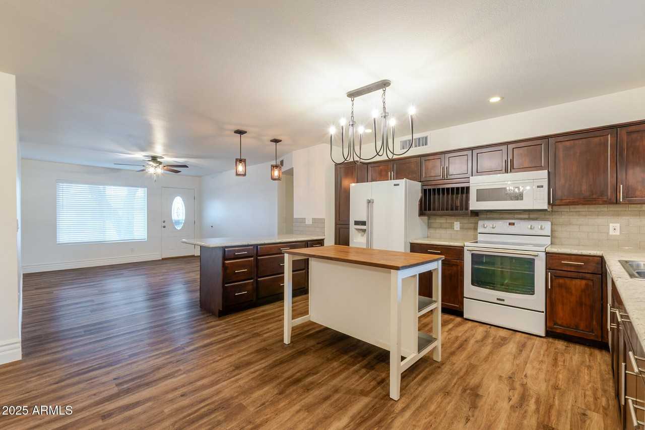 3521 W Detroit St - Photo 5 of 20