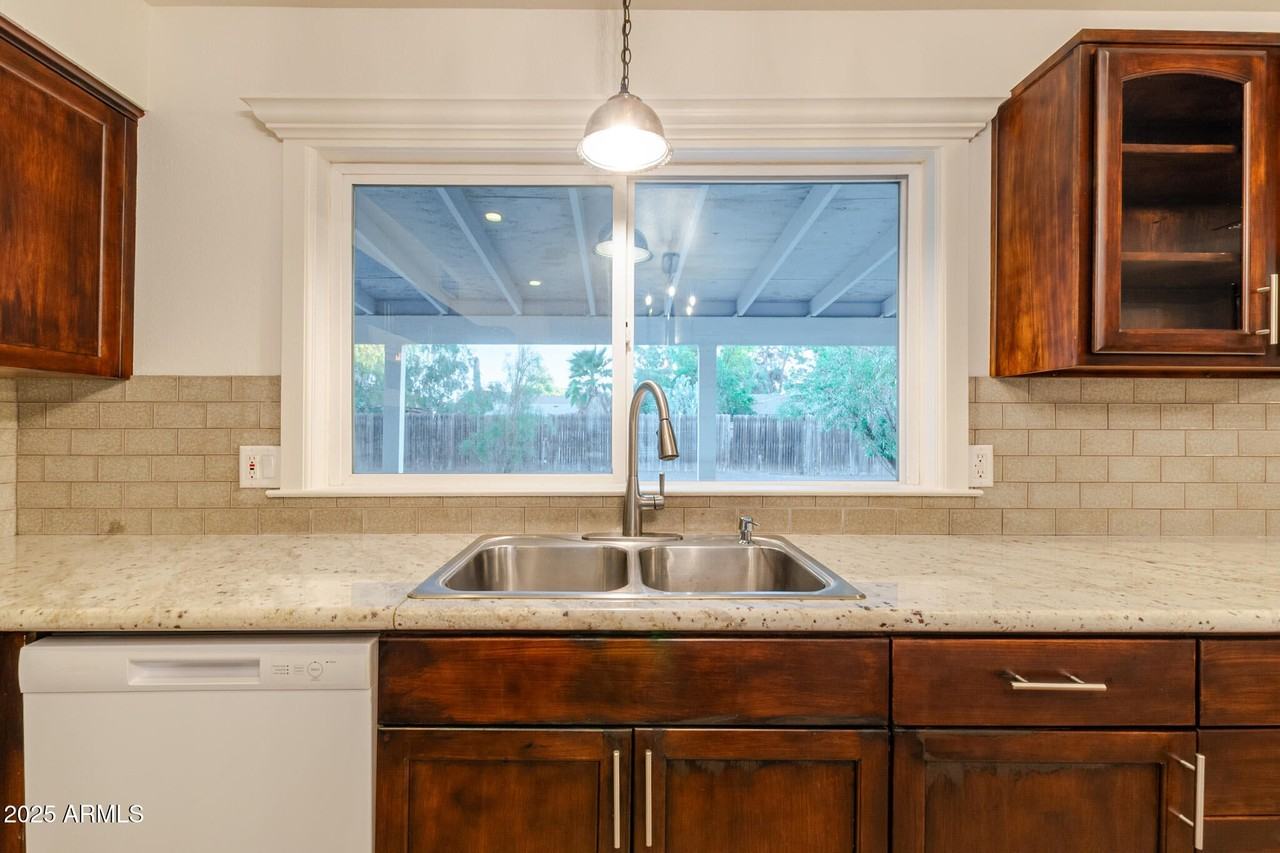 3521 W Detroit St - Photo 7 of 20