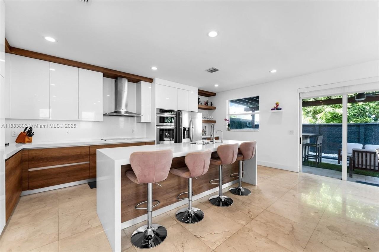 11229 Nw 44th Ter - Photo 4 of 49