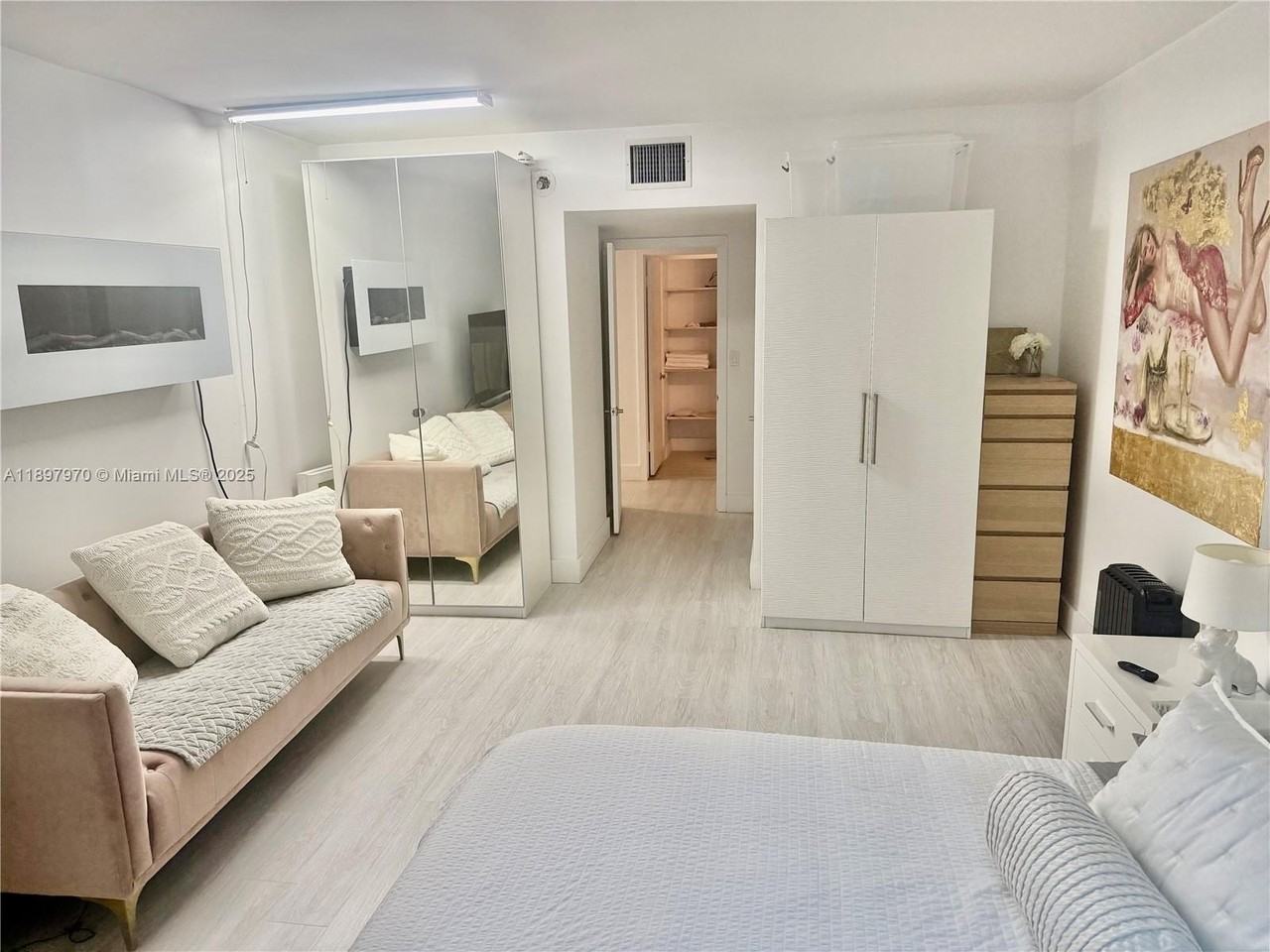 2301 Collins Ave #619 - Photo 4 of 16