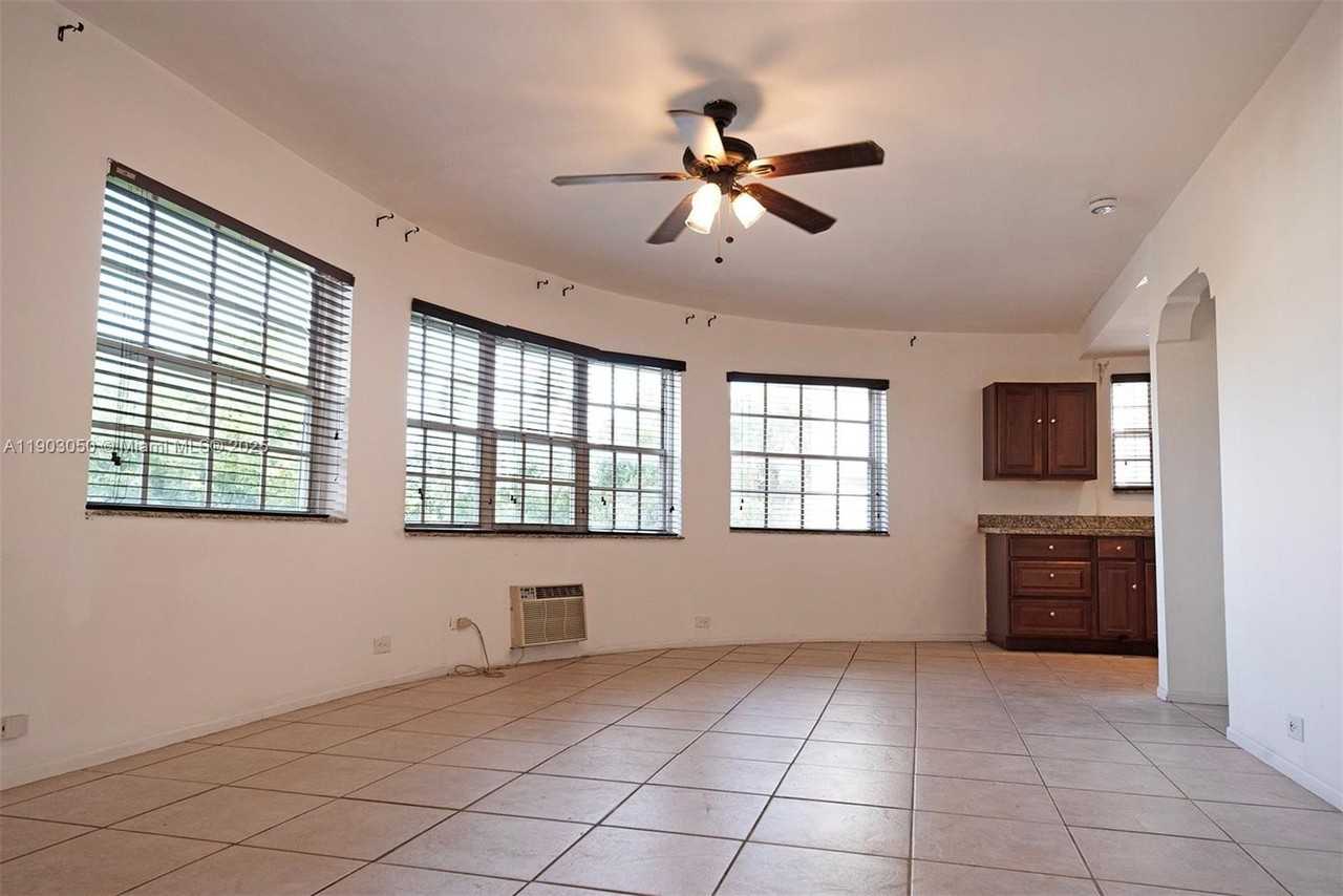 2383 Flamingo Drive #4 - Photo 3 of 31