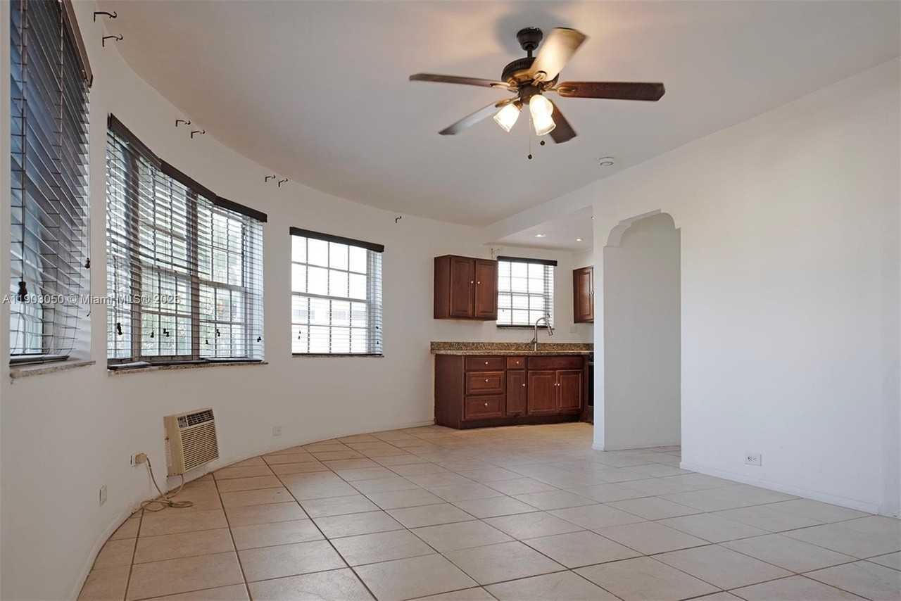 2383 Flamingo Drive #4 - Photo 4 of 31