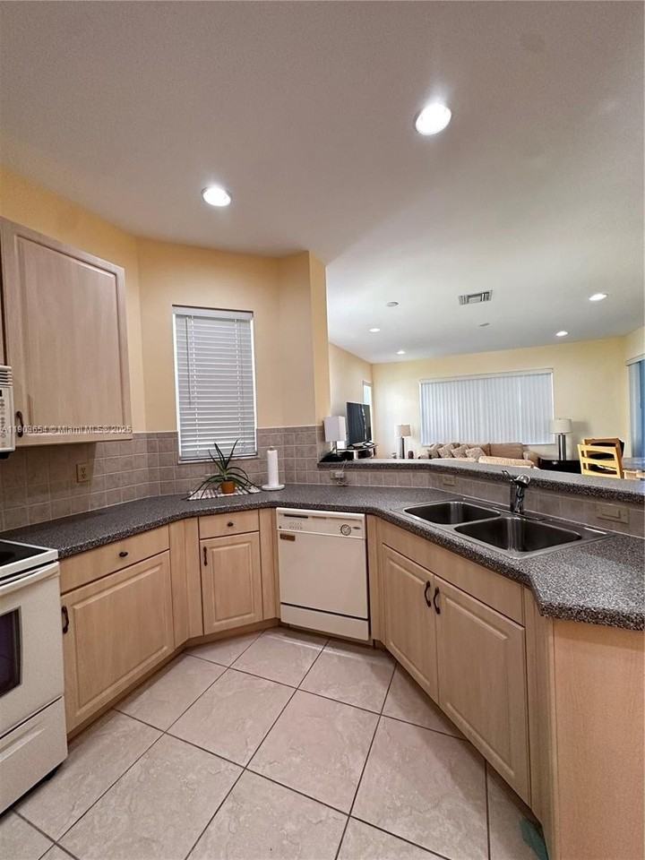 606 Mariner Bay Blvd #1 - Photo 5 of 32