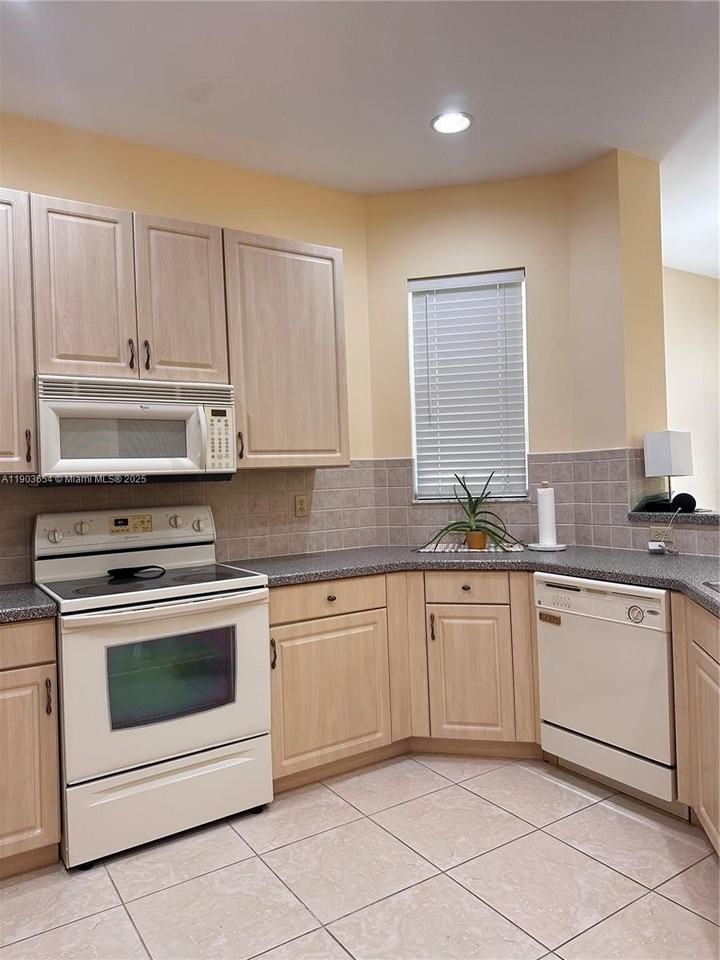 606 Mariner Bay Blvd #1 - Photo 7 of 32