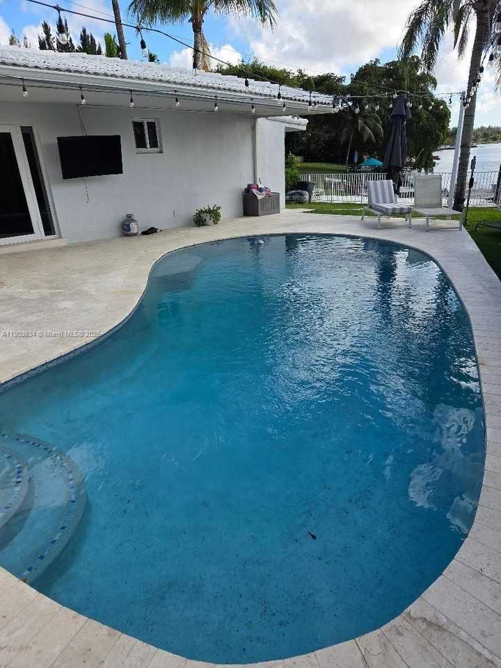 8220 Sw 48th St - Photo 5 of 18