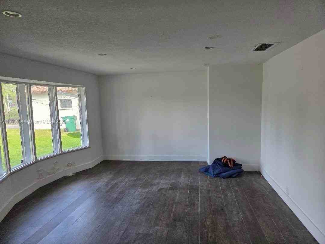 8220 Sw 48th St - Photo 6 of 18