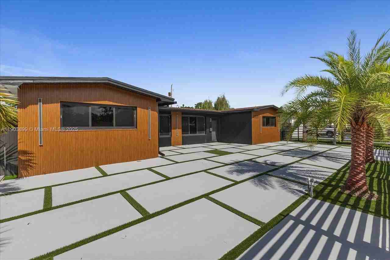 19511 Ne 18th Pl #0 - Photo 5 of 38