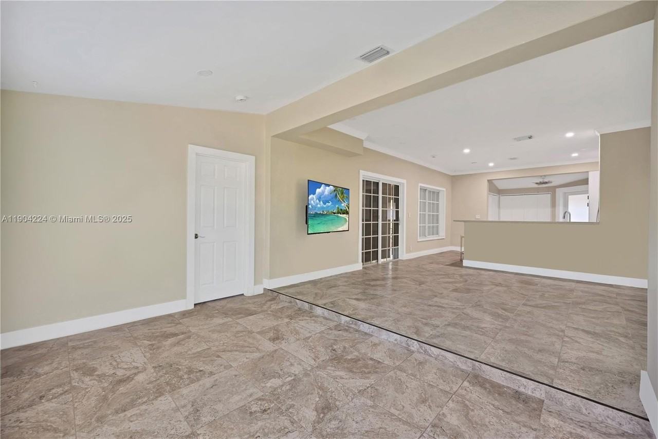 818 Northeast 3rd Street #818 - Photo 4 of 24