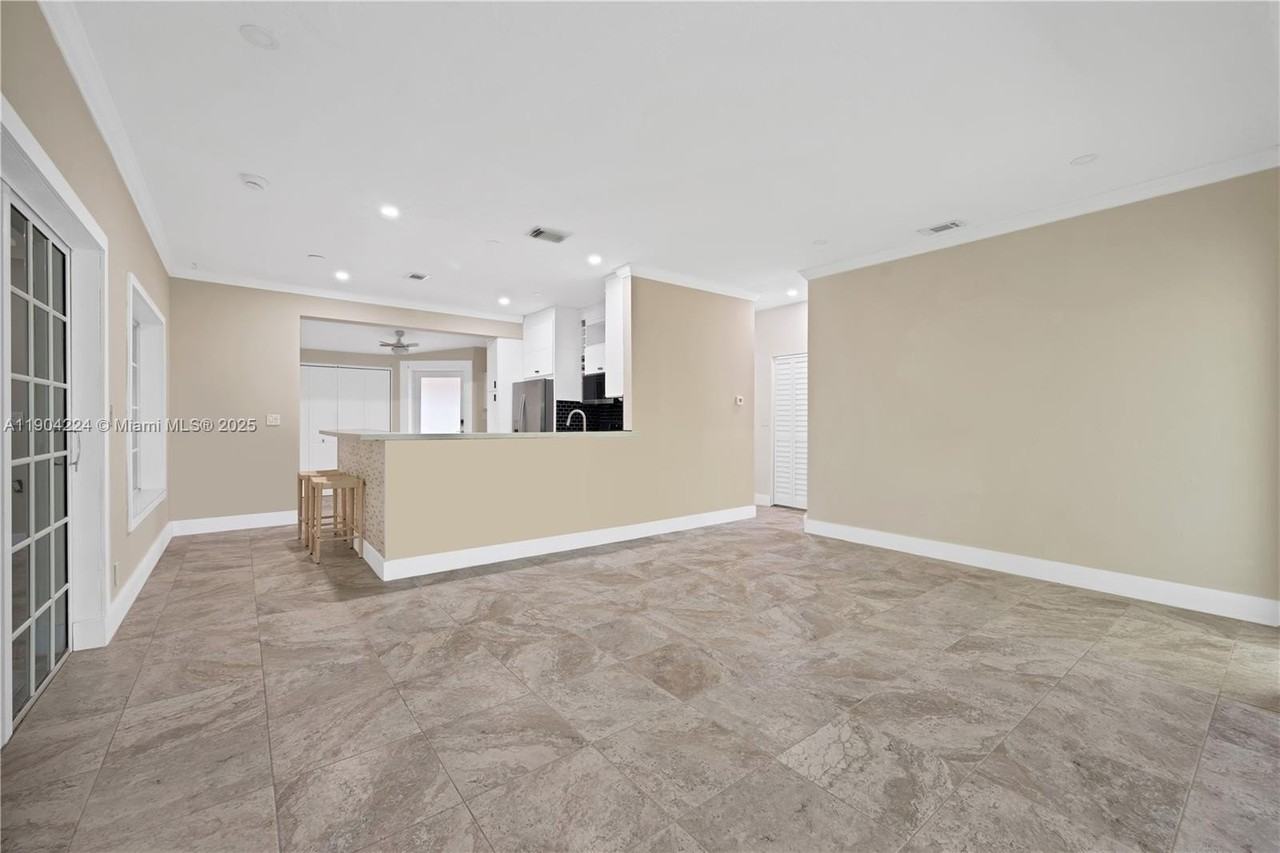 818 Northeast 3rd Street #818 - Photo 5 of 24