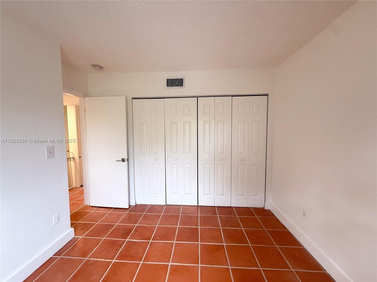 11 Edgewater Dr #8 - Photo 6 of 11