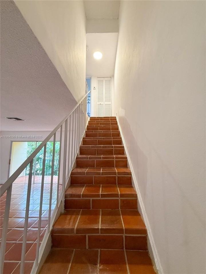 11 Edgewater Dr #8 - Photo 7 of 11