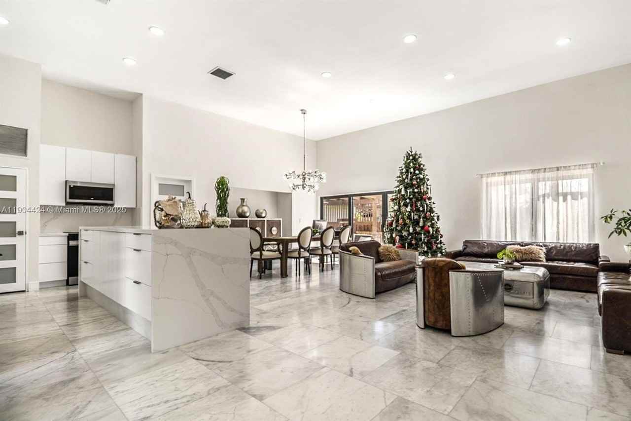 513 Leslie Dr #513 - Photo 2 of 25