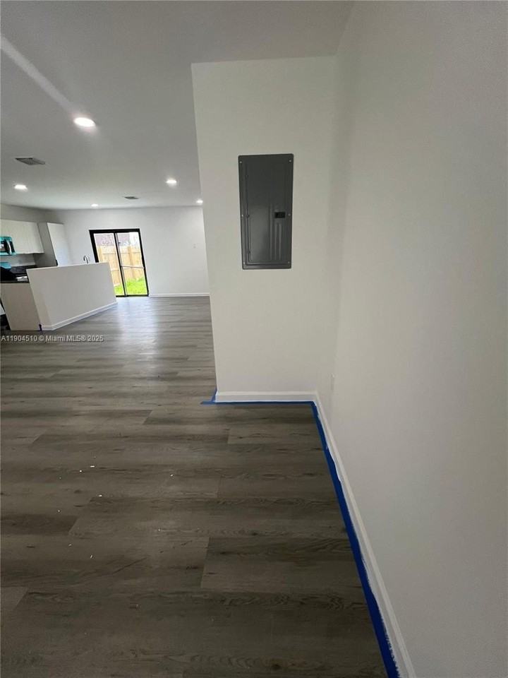 558 Nw 7th St #3 - Photo 7 of 9