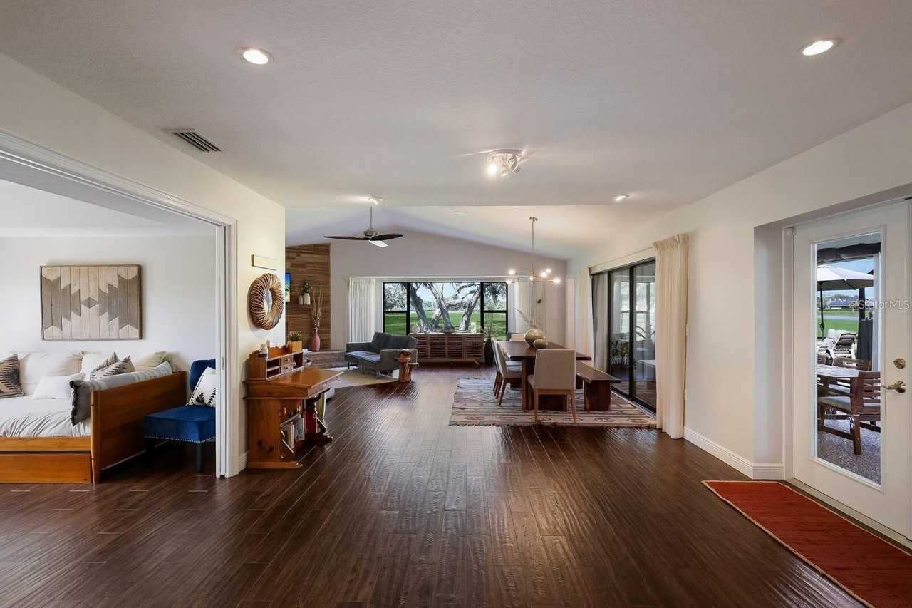 3705 Torrey Pines Blvd - Photo 4 of 30