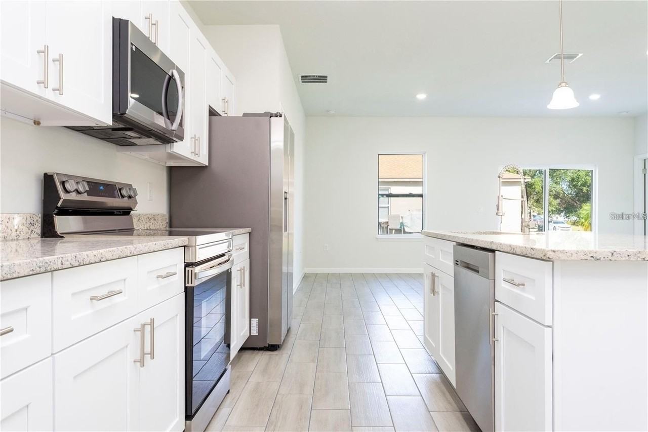 560 Kingfisher Dr - Photo 3 of 10