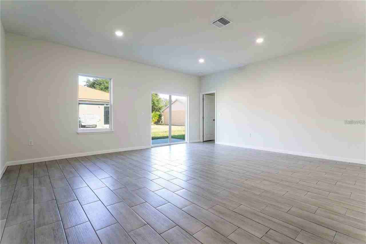 560 Kingfisher Dr - Photo 4 of 10