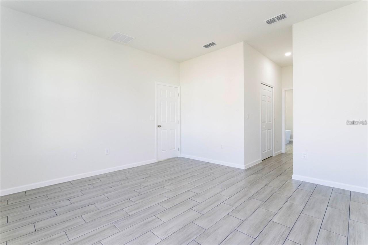 560 Kingfisher Dr - Photo 7 of 10