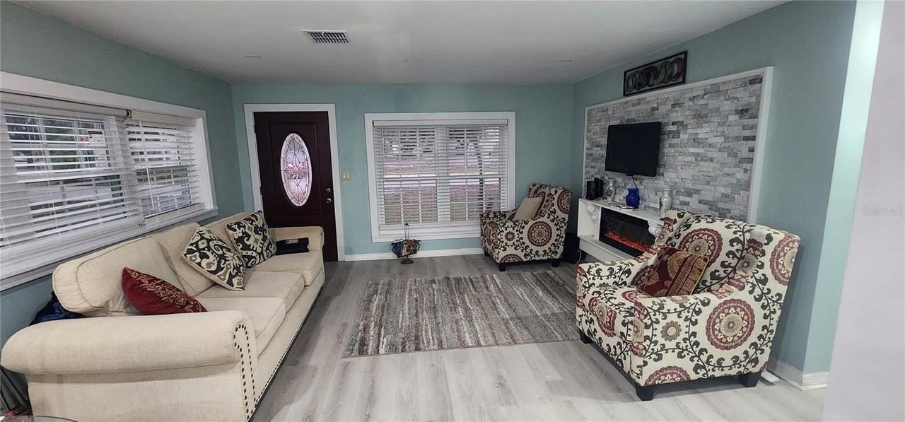 239 S Indiana Ave - Photo 2 of 13