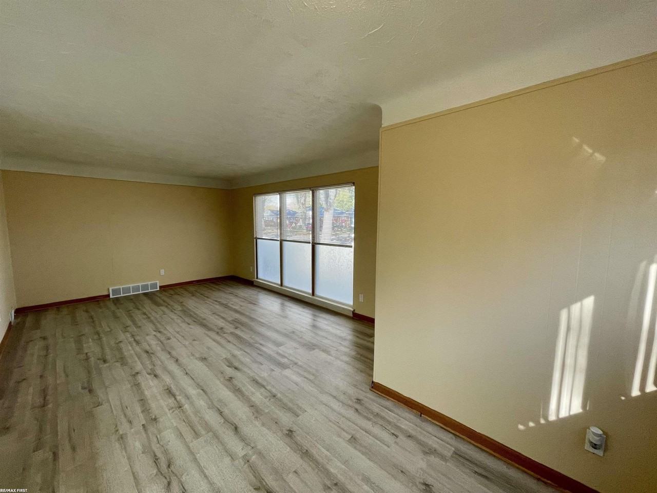 20844 Frazho St - Photo 4 of 23