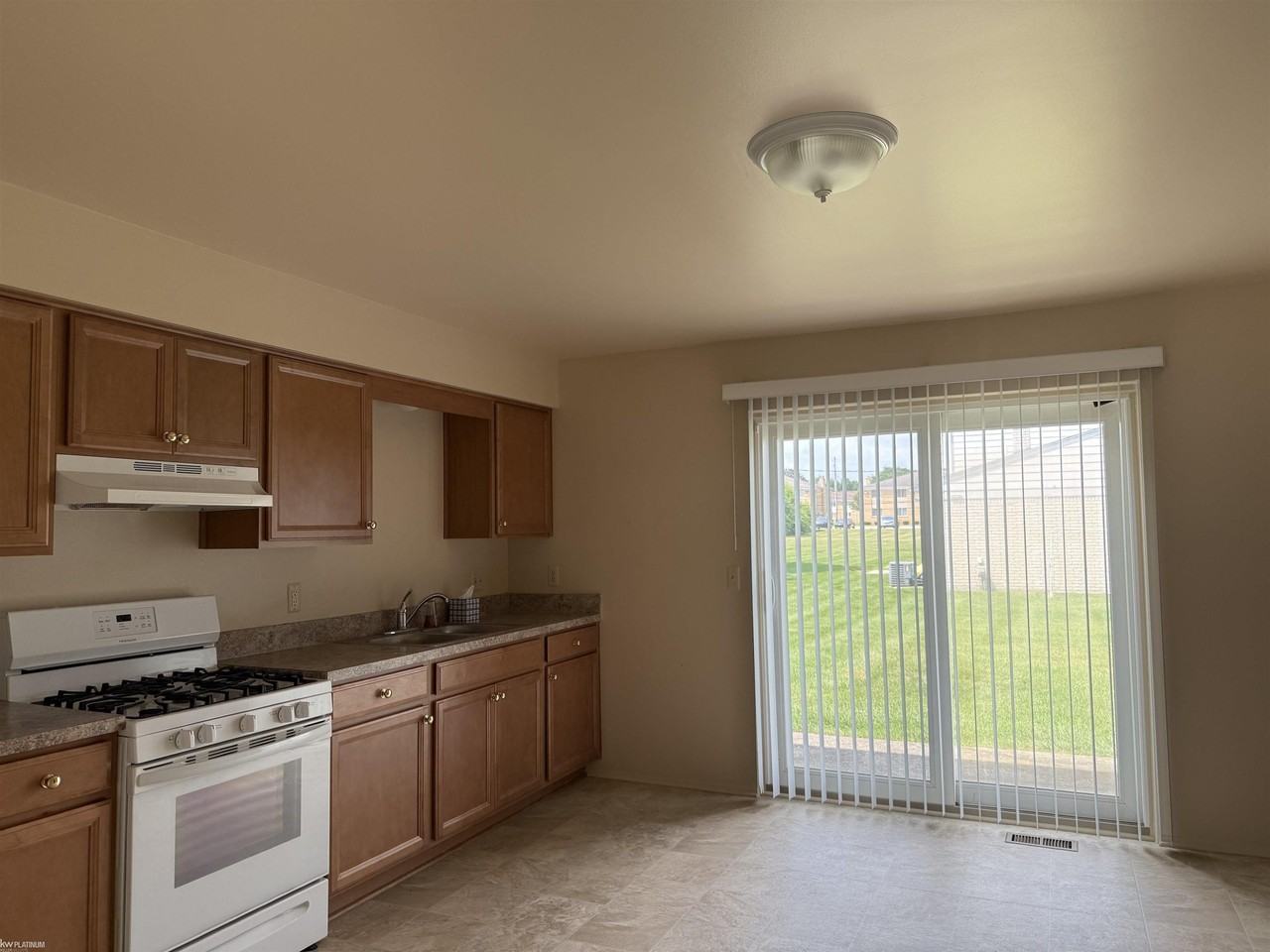 5270 Sharon Ave - Photo 3 of 7