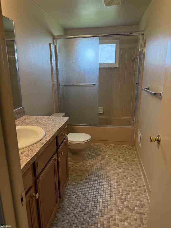 5270 Sharon Ave - Photo 4 of 7