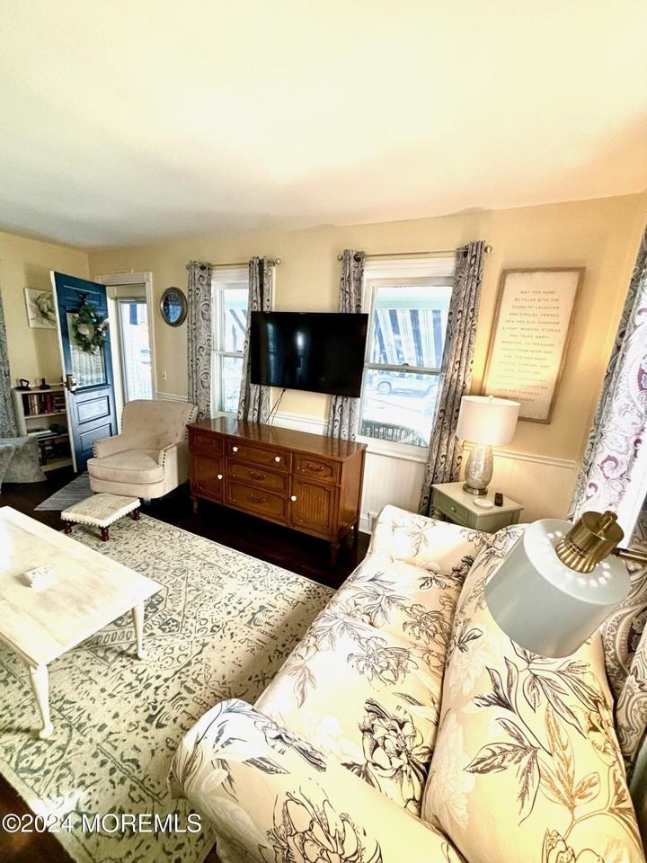 87 Embury Ave - Photo 6 of 50