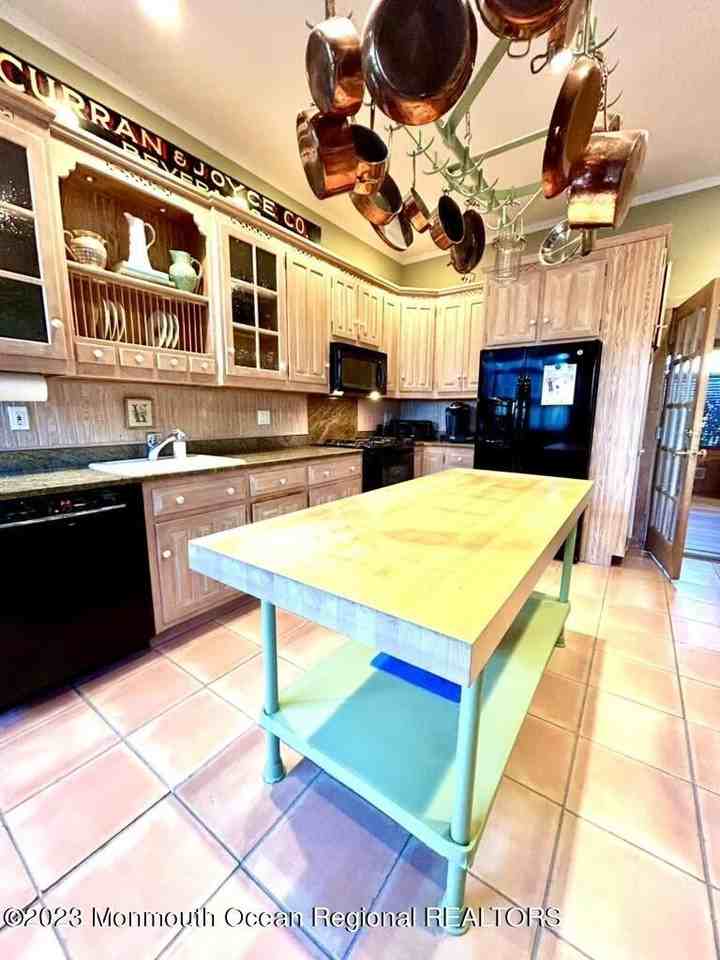 208 Passaic Ave - Photo 6 of 19