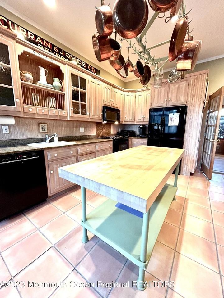 208 Passaic Ave - Photo 7 of 19