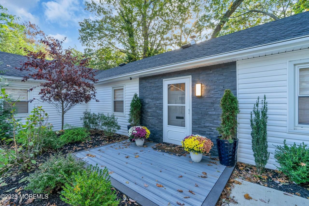 185 Elmwood Rd - Photo 5 of 19