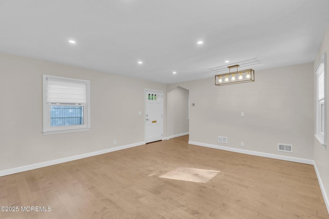 185 Elmwood Rd - Photo 6 of 19