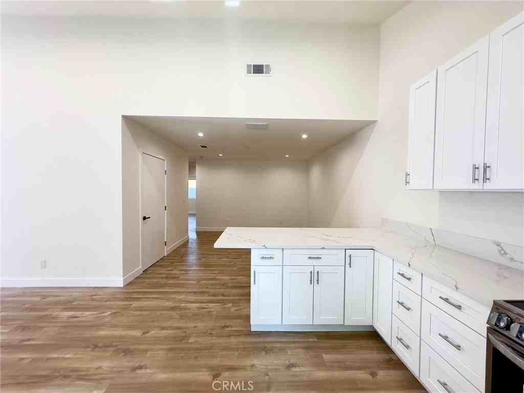 15950 Cohasset St - Photo 5 of 14