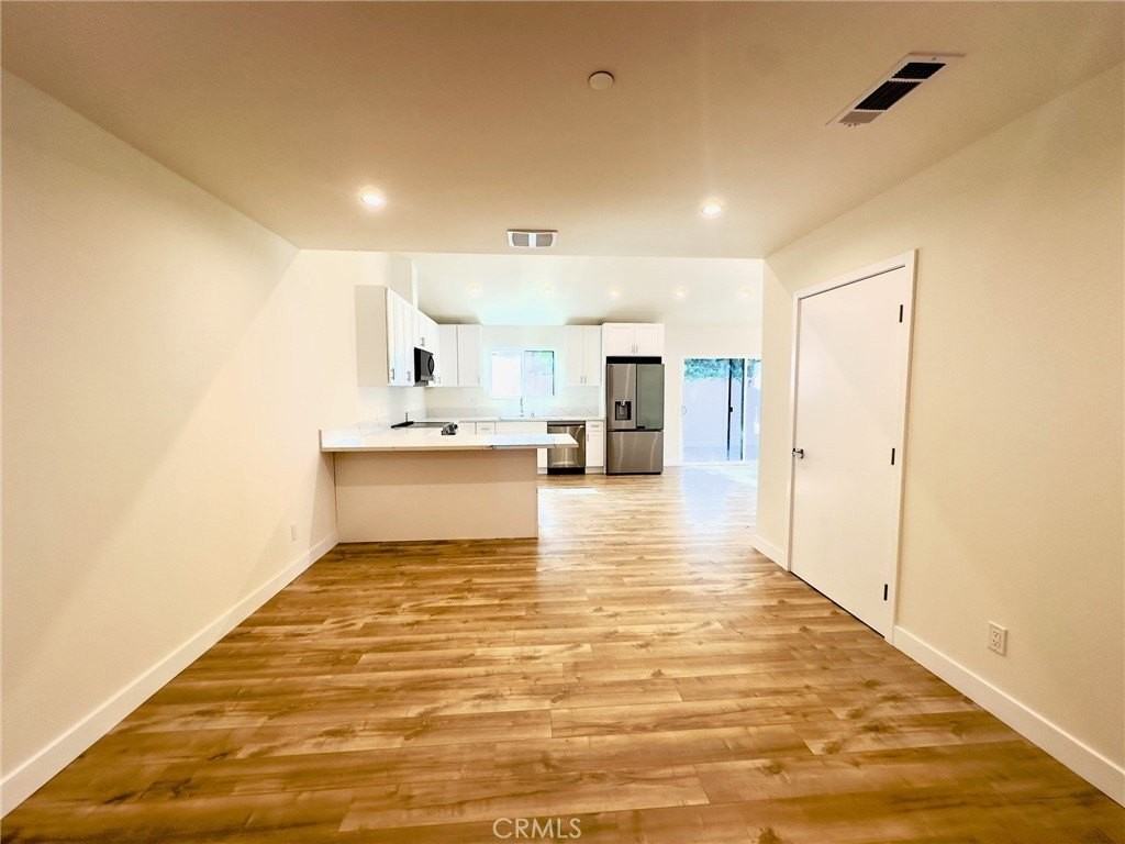 15950 Cohasset St - Photo 6 of 14