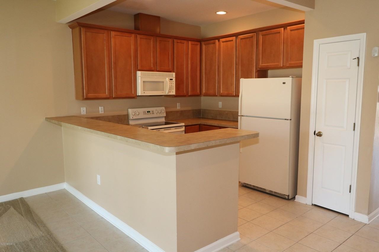 584 Crystal Way - Photo 3 of 14