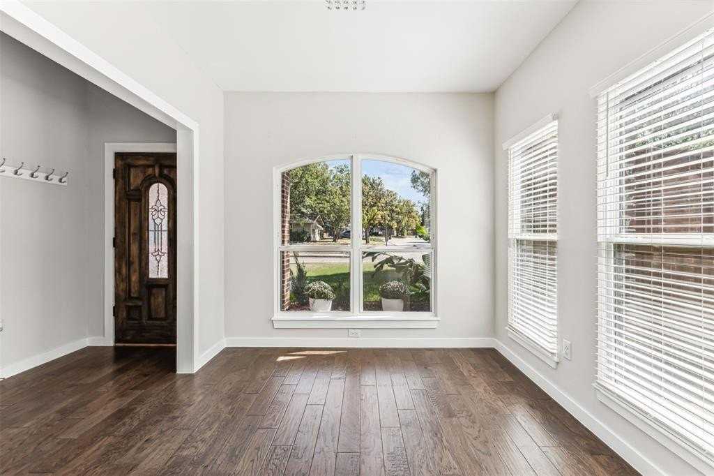 13105 Holbrook Dr - Photo 3 of 20