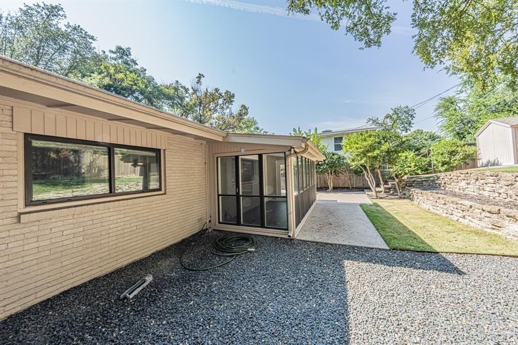 1034 Tipperary Dr - Photo 4 of 28