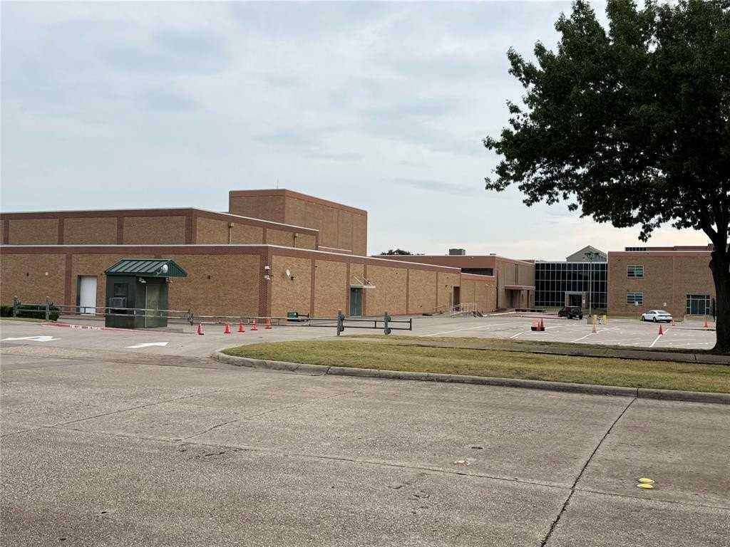 1516 Concord Dr - Photo 3 of 20