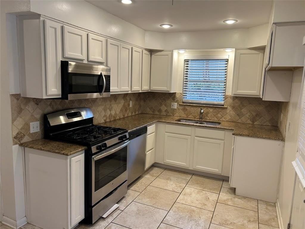 888 Berkinshire Dr - Photo 4 of 15