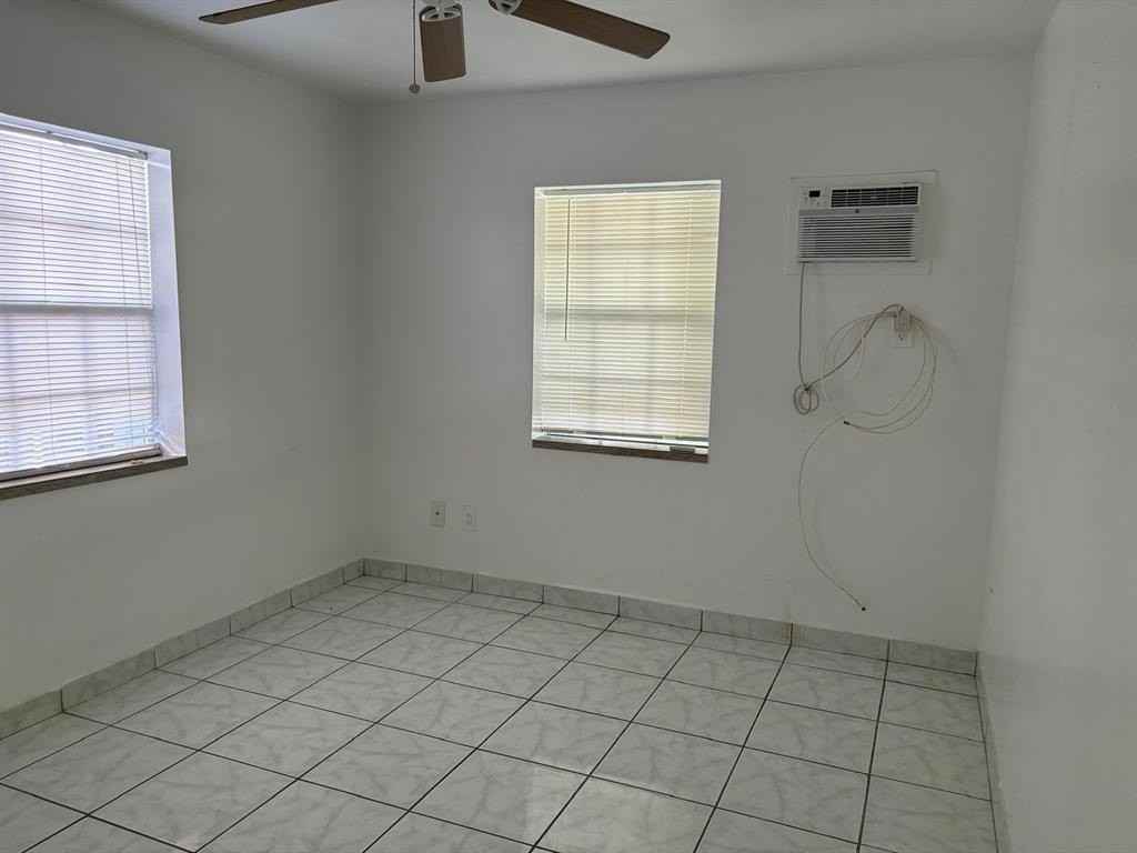 31 Southwest 10th Street #1 - Photo 5 of 9