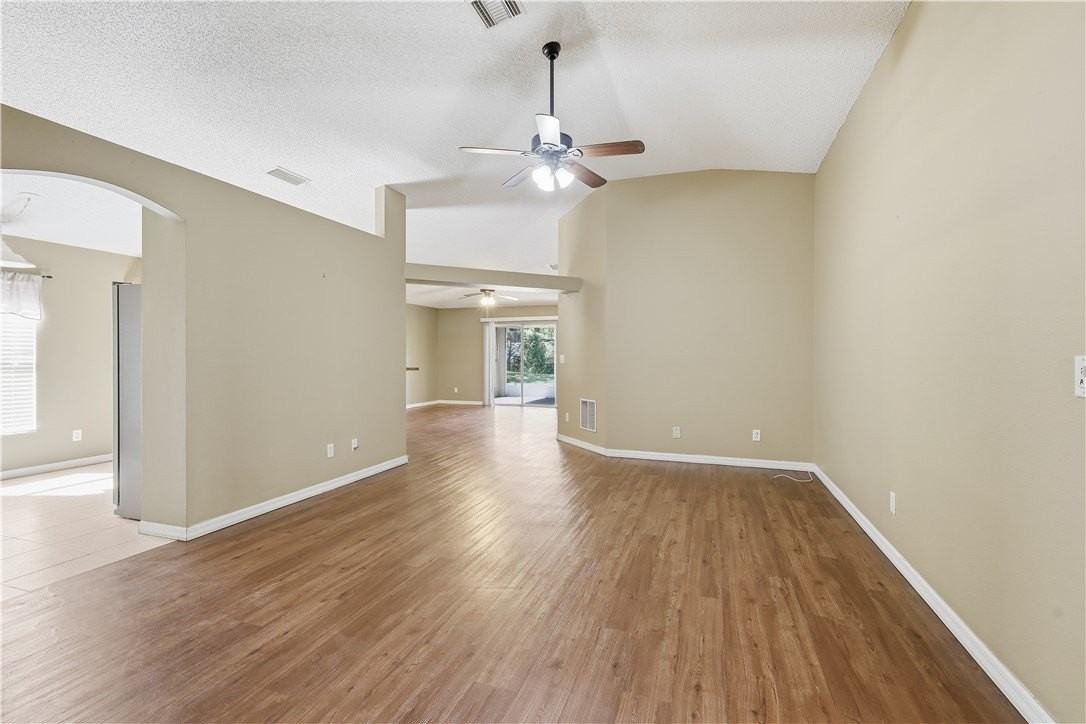 1129 W 13th Sq - Photo 3 of 20