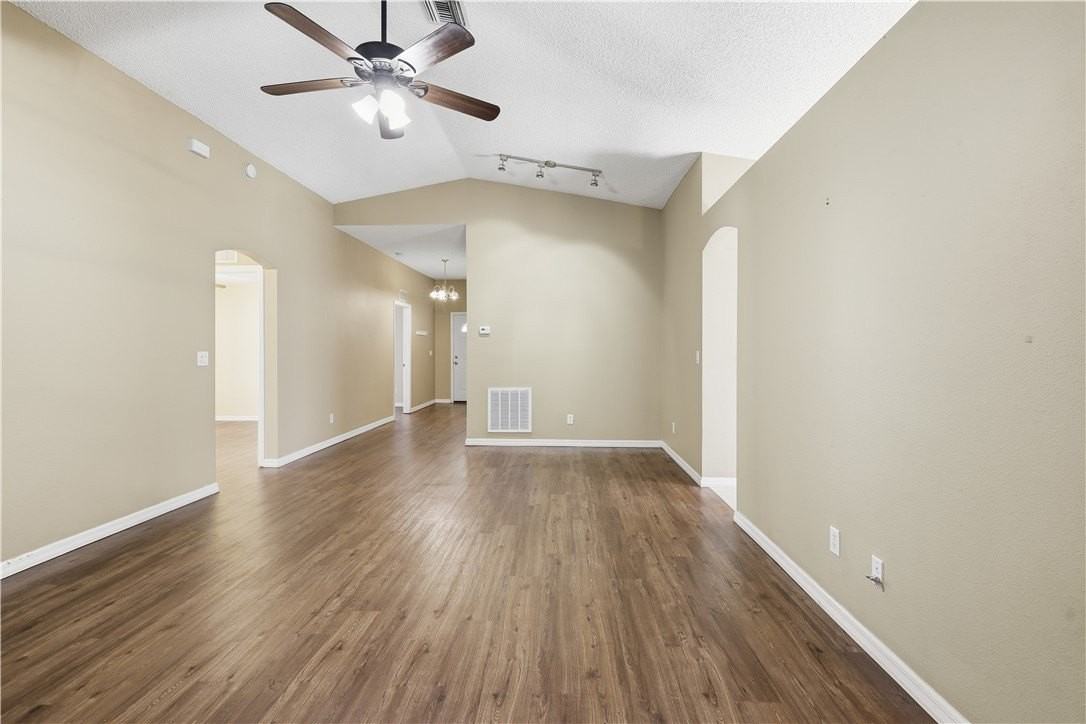 1129 W 13th Sq - Photo 4 of 20