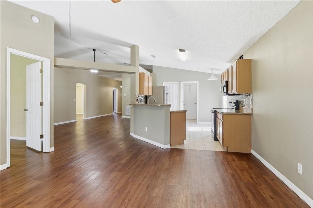 1129 W 13th Sq - Photo 6 of 20