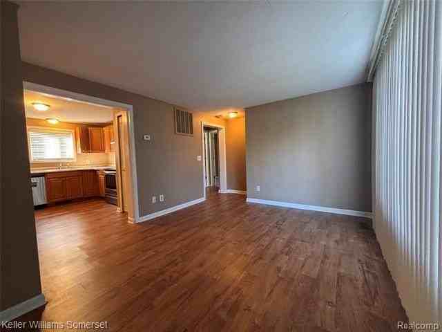 39471 Jefferson Avenue - Photo 2 of 8