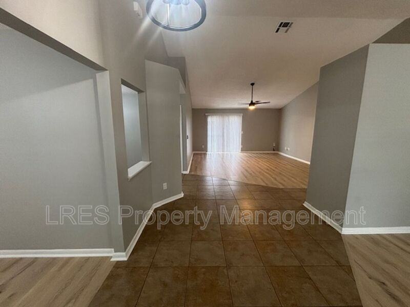 1004 Stout Ct - Photo 3 of 33