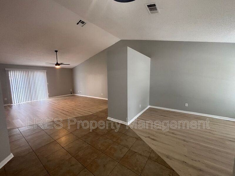 1004 Stout Ct - Photo 4 of 33
