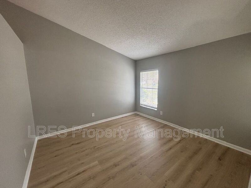 1004 Stout Ct - Photo 5 of 33