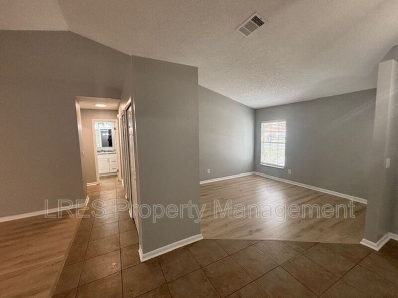 1004 Stout Ct - Photo 6 of 33