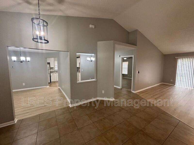 1004 Stout Ct - Photo 7 of 33
