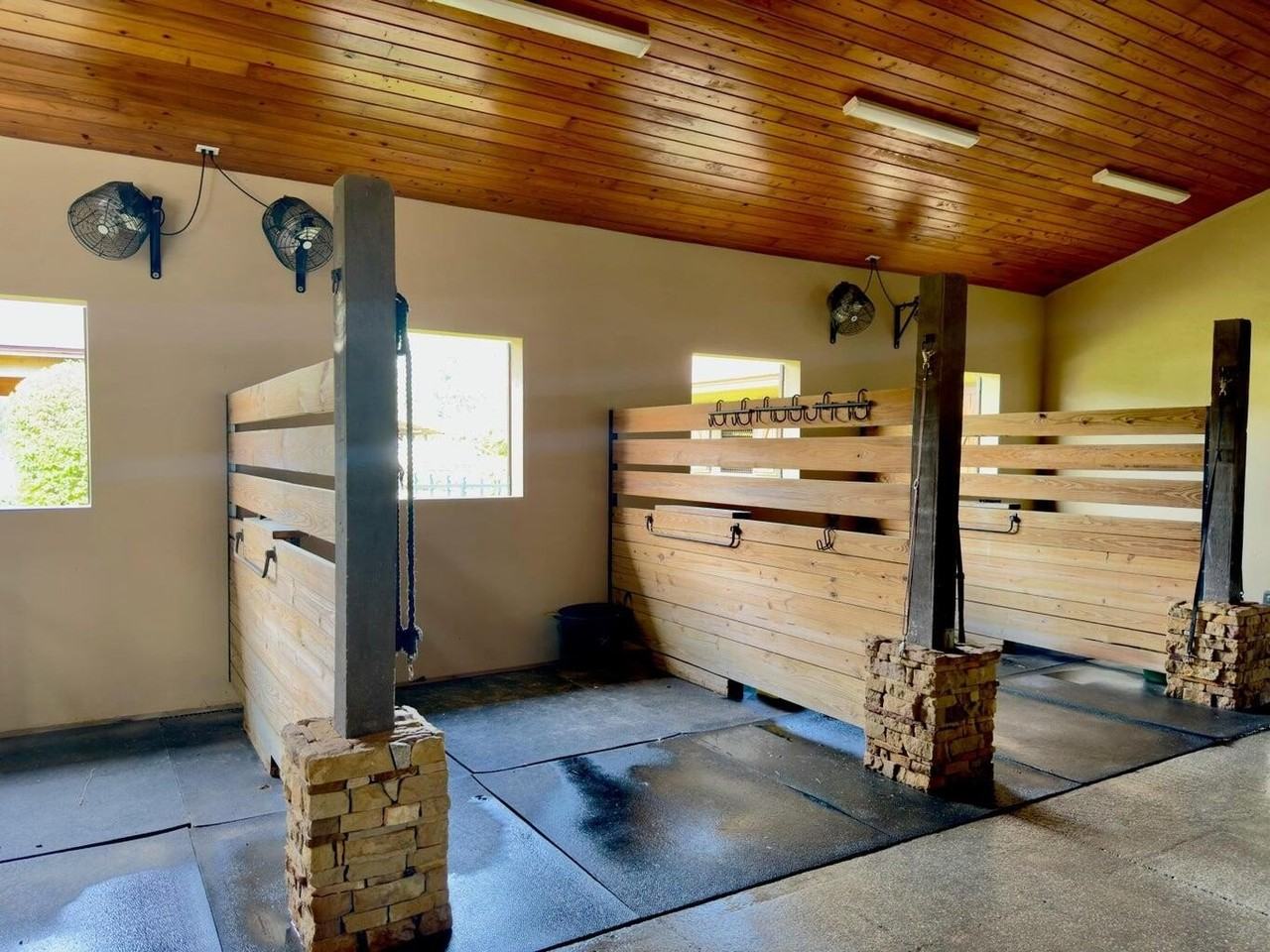 11951 Hawk Holw - Photo 7 of 10