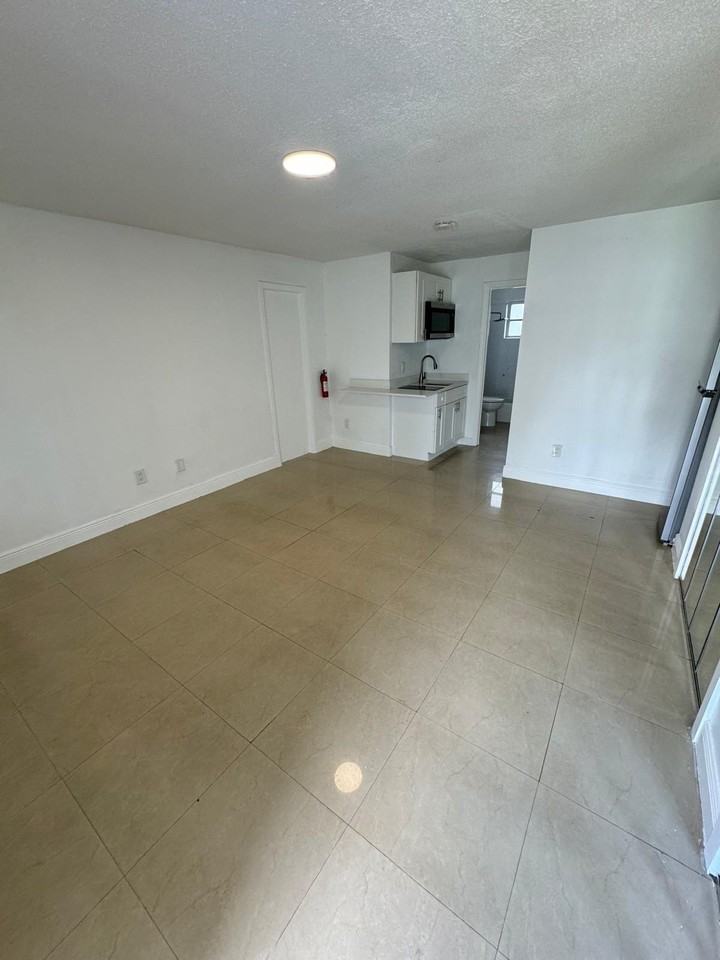 512 Sw 2nd St #A - Photo 2 of 13